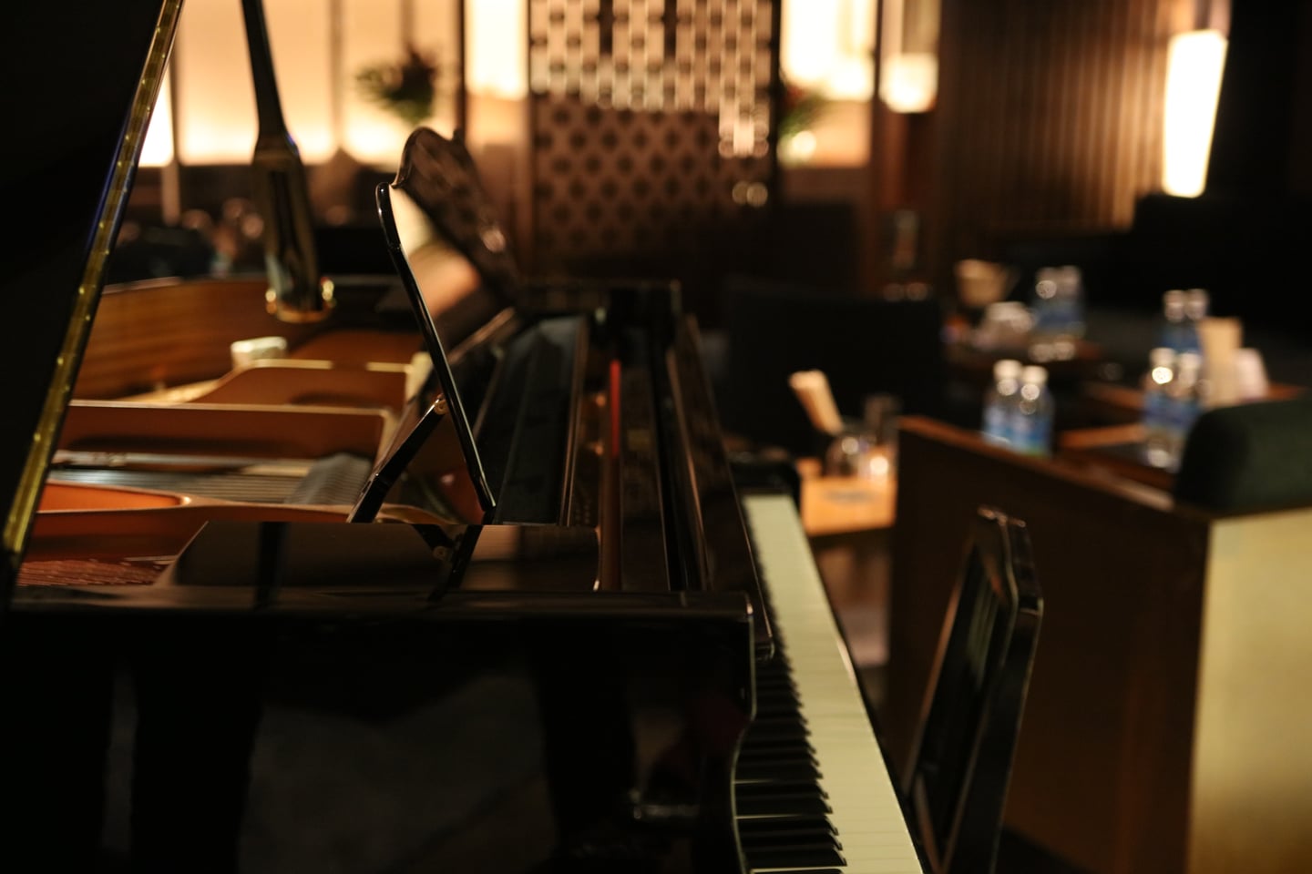 歌舞伎町キャバクラ EDITION のグランドピアノ生演奏 — 営業時間中、リクエストにも対応