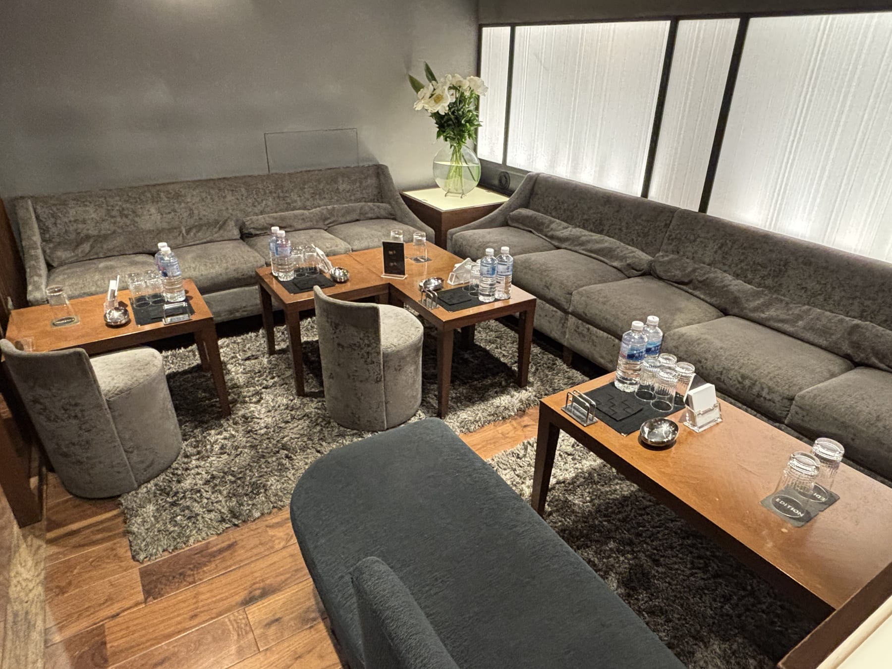 EDITION VIP ROOM 内装イメージ — 半個室の上質空間